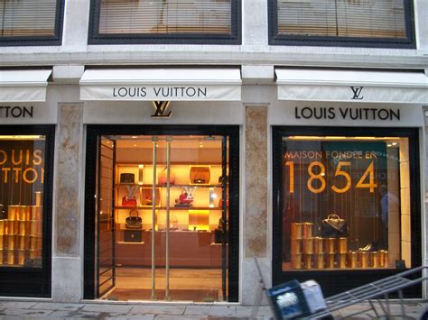 negozio louis vuitton vicino a me|louis vuitton italy stores.